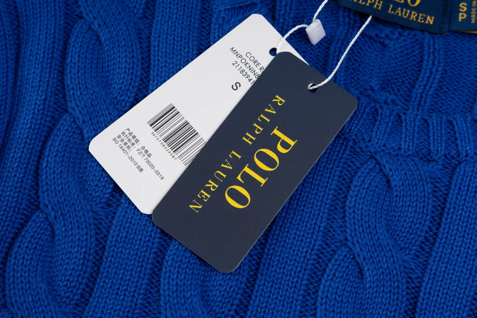 P220 #R91 RALPH LAUREN Ralph Lauren fourteen colors classic small label embroidery round neck pullover cable cardigan sweater men's top, high-density LOGO embroidery on the chest, original customization of tag accessories. Made of pure cotton yarn, pure cotton is skin-friendly and comfortable, small label war horse embroidered twist button round neck sweater 🐎 high quality, follow the blogger to learn how to wear it! Let’s buy a Ralph Lauren cable sweater. It’s a super hard-to-find series after it became popular. It’s hard to find one on the official website. It’s simple and practical to wear, with a lazy and loose feel. The thickened fabric has more texture, feels soft and delicate, and has a loose fit. Whether worn alone or layered, you can wear different styles of fashion with just one piece!   Size：XS S M L Sleeve length: 59/60/61/62/63